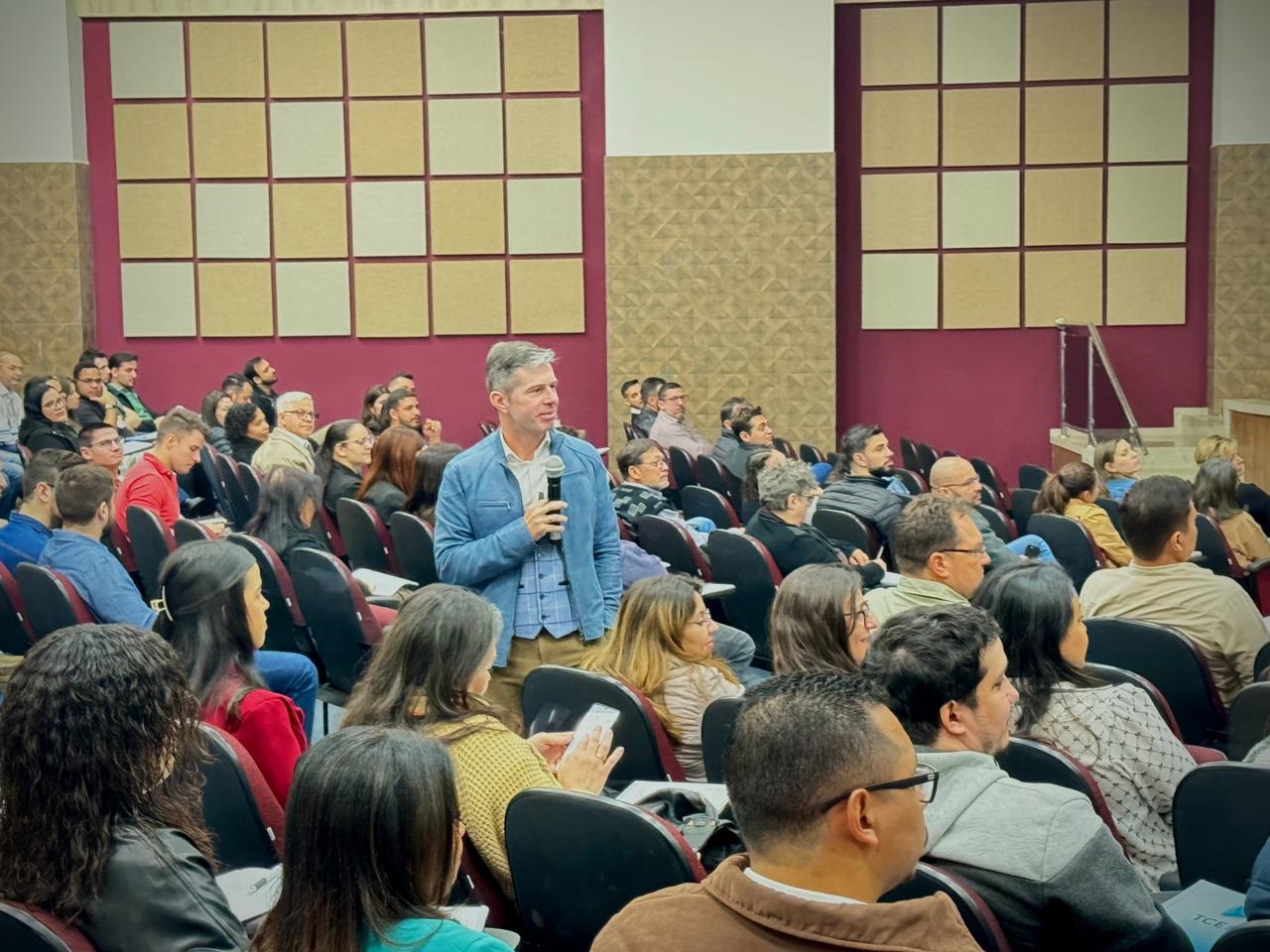 O procurador do MPC-PR Flávio Berti profere palestra em oficina da EGP do TCE-PR realizada em Maringá sobre orçamento público no dia 28 de agosto de 2024