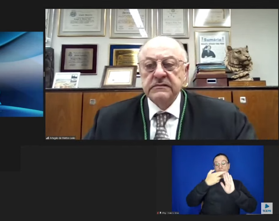 O conselheiro Artagão de Mattos Leão relata processo em sessão do Tribunal Pleno do TCE-PR, realizada por videoconferência. Imagem: Reprodução/YouTube