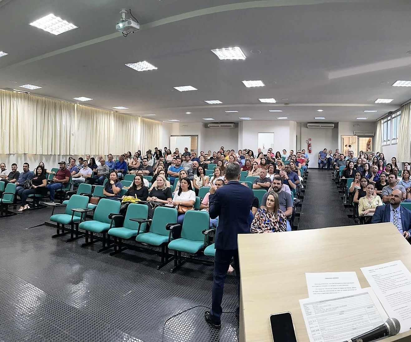 O auditor de controle externo Wilmar Martins Junior ministra palestra no curso Receita Tributária Municipal e Estruturação de Dívida Ativa, realizado em Maringá. Foto: TCE-PR/Divulgação