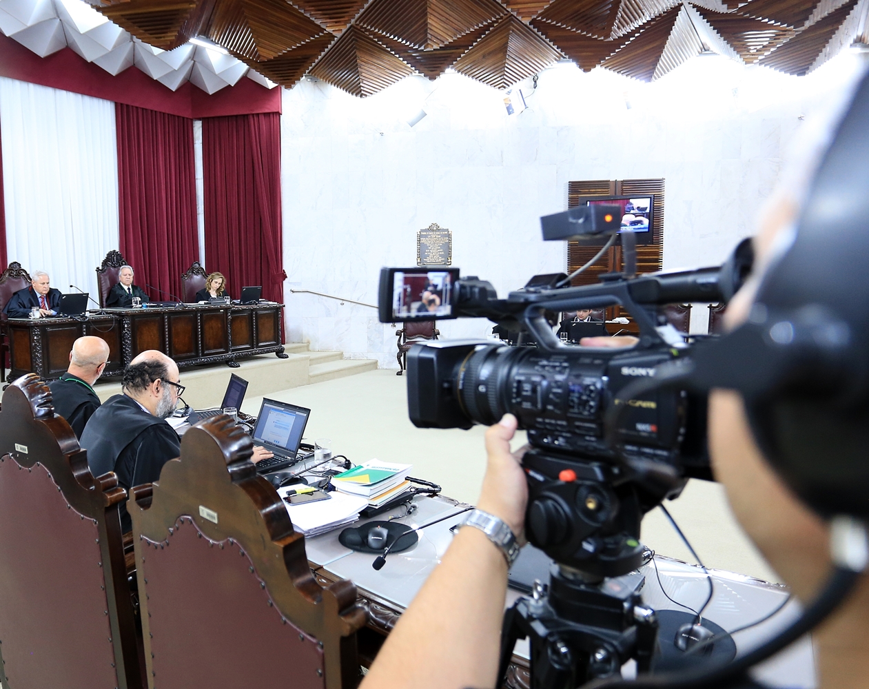 Sessão do Pleno do TCE-PR, que é transmitida ao vivo pelo Youtube e pelas redes sociais do Tribunal. Foto: Wagner Araújo/divulgação TCE-PR