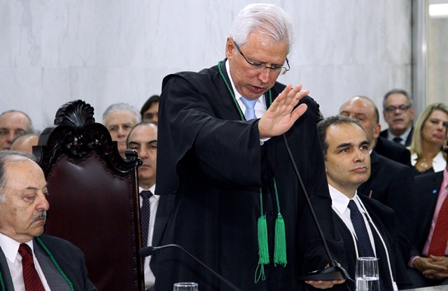 O conselheiro Durval Amaral faz o juramento na solenidade em que tomou posse como presidente do TCE-PR. Foto: Wagner Araújo/Divulgação TCE-PR