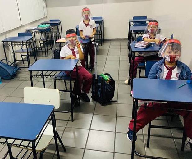 Em turmas reduzidas e usando protetores faciais contra a propagação da Covid-19, alunos já retornaram às aulas em Manaus (AM). Foto: Divulgação