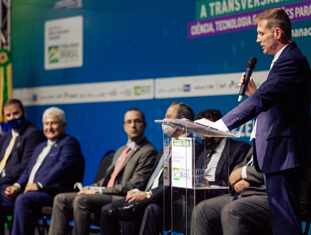 O presidente do TCE-PR, conselheiro Fabio Camargo, na solenidade de assinatura de parceria com o Instituto Nacional de Pesquisas Espaciais (INPE) para a utilização de imagens de satélite na fiscalização de obras públicas no Paraná. Foto: Divulgação
