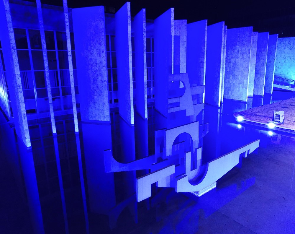 Edifício-Sede do TCE-PR, iluminado para a campanha Novembro Azul, de prevenção ao câncer de próstata. Foto: Fabiano Contandor/Divulgação TCE-PR