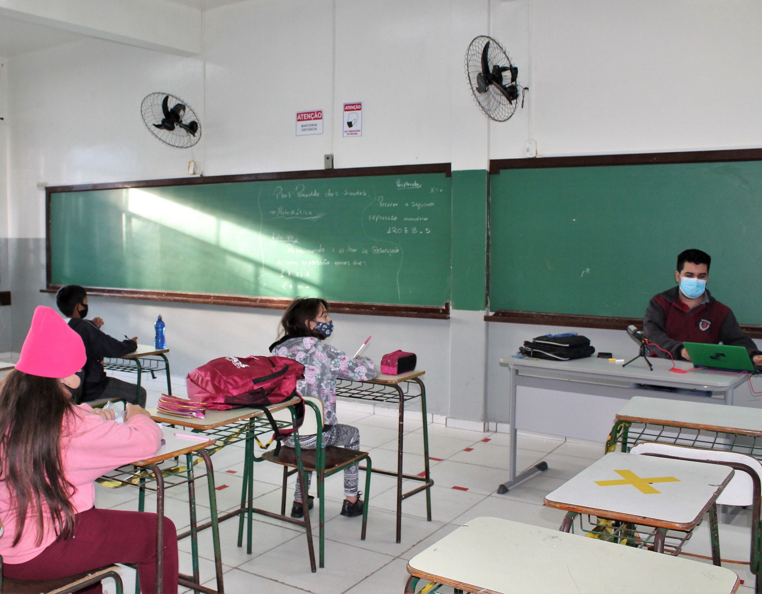 Com número reduzido de alunos devido à pandemia da Covid-19, escola estadual do Paraná realiza aula presencial. Foto: Agência Estadual de Notícias/Divulgação