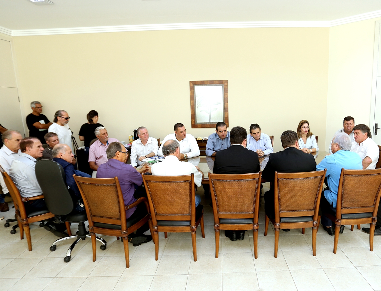 Durante evento em Umuarama, o presidente, conselheiro Nestor Baptista; a diretora-geral, Luciane Gonçalves Franco; e técnicos do TCE-PR se reúnem com prefeitos da região Noroeste do Paraná. Foto: Wagner Araújo/Divulgação TCE-PR