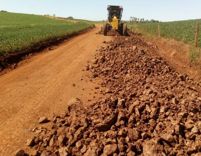 Máquina motoniveladora faz melhorias em estrada rural. Foto: Divulgação/Prefeitura de Rio Bonito do Iguaçu