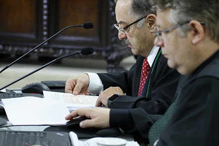 Ao lado do auditor Cláudio Canha (à direita), conselheiro Artagão de Mattos Leão relata processo, em sessão da Primeira Câmara do TCE-PR em 2016. Foto: Wagner Araújo/Divulgação TCE-PR