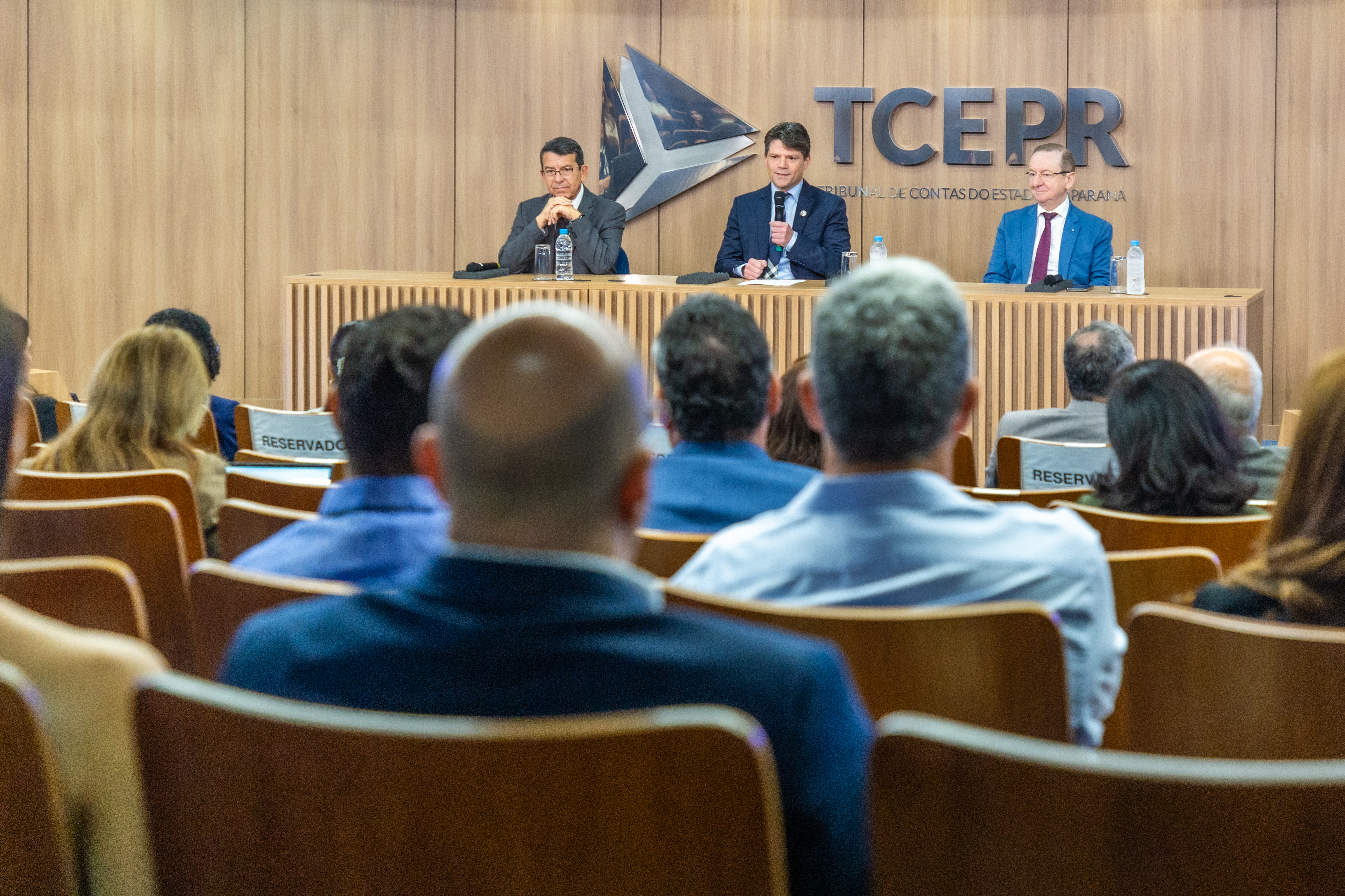 O presidente do TCE-PR, conselheiro Ivens Linhares, com os conselheiros Cezar Colares (TCM-PA) e Cezar Miola (TCE-RS)