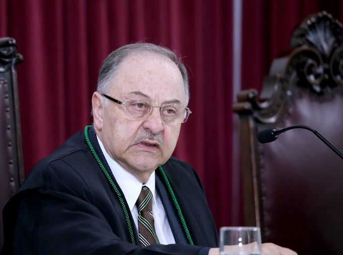 O conselheiro Artagão de Mattos Leão preside sessão da Segunda Câmara do TCE-PR, realizada às terças-feiras, a partir das 14h. Foto: Wagner Araújo/Divulgação TCE-PR