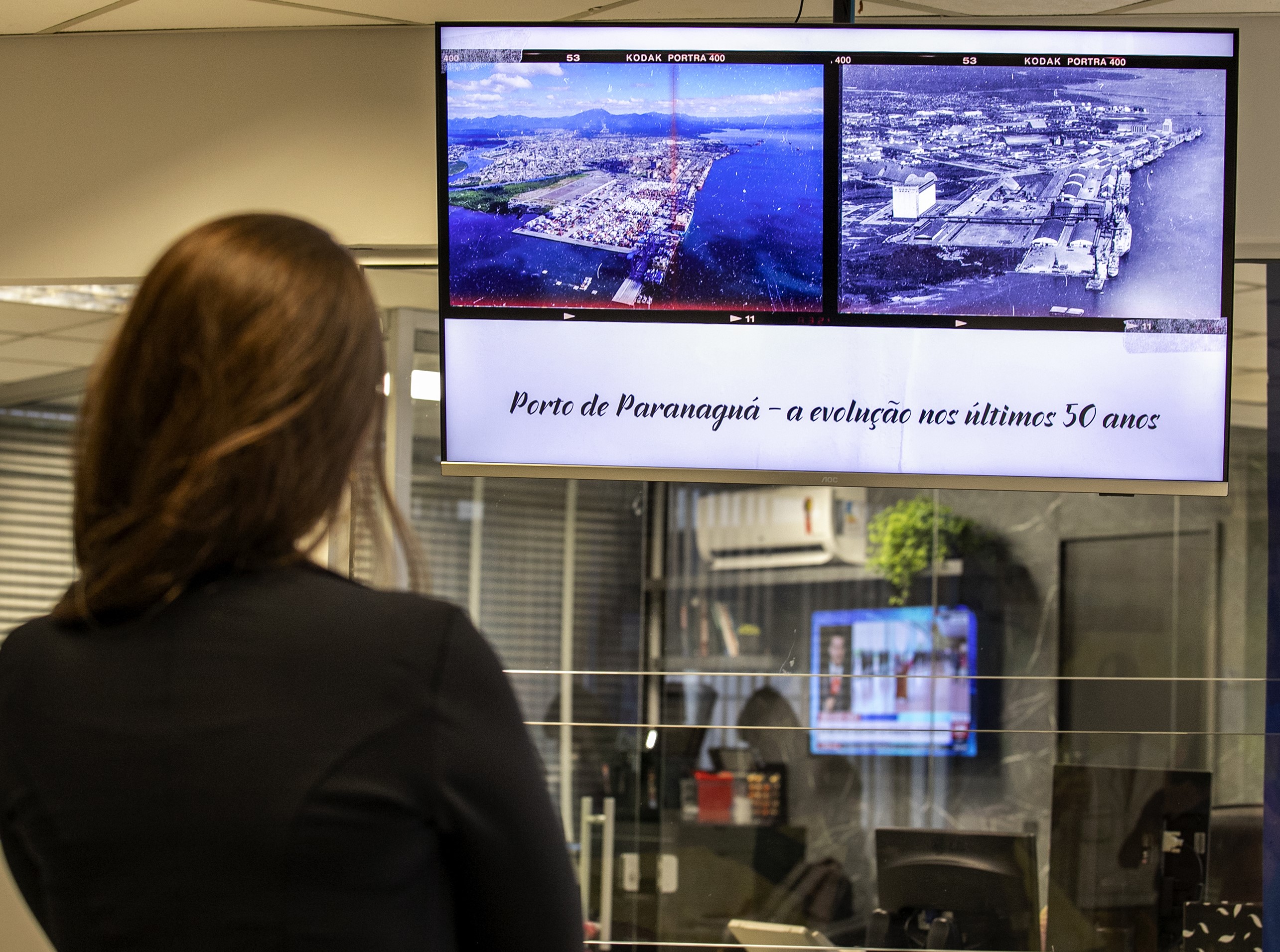 Transmissão de informações sobre a evolução do Porto de Paranaguá, em ciruito interno de TV. Foto: Cláudio Neves/Portos do Paraná - Divulgação