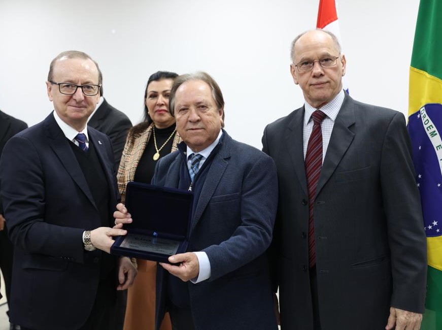 Presidente do TCE-PR em 1995, quando a Associação de Entidades Oficiais de Controle Público do Mercosul foi criada, o conselheiro Nestor Baptista (ao centro) recebe homenagem, entregue pelo presidente da Atricon, conselheiro Cezar Miola (à esquerda), na abertura do 3º Encontro da Asur Foto: Divulgação TCE-PR