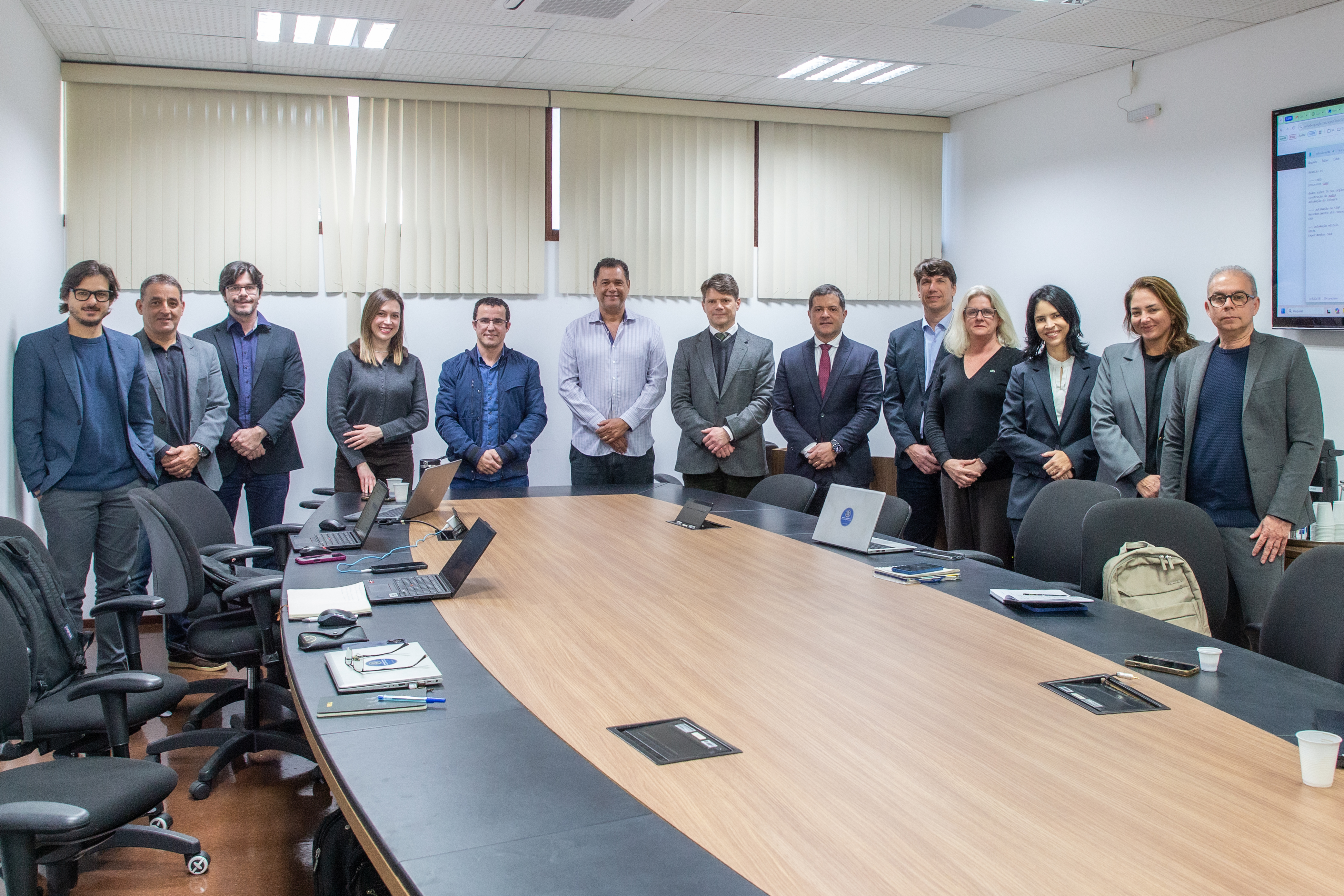 O presidente do TCE-PR, conselheiro Ivens Linhares, e coordenadores da Casa recebem a visita de auditores do TCE-ES