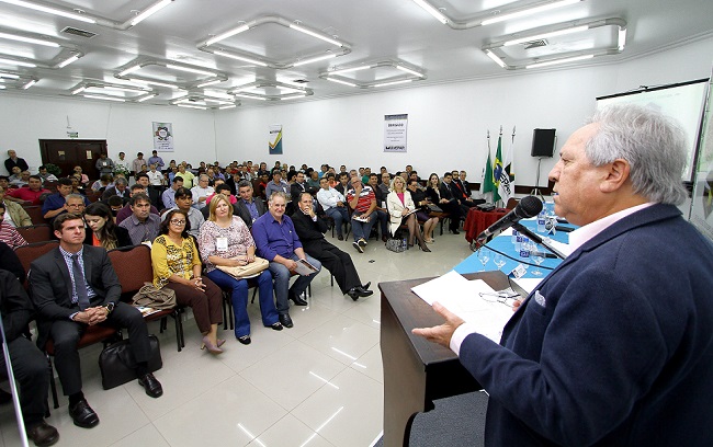 Conselheiro Nestor Baptista faz apresentação no Encontro de Vereadores do Paraná