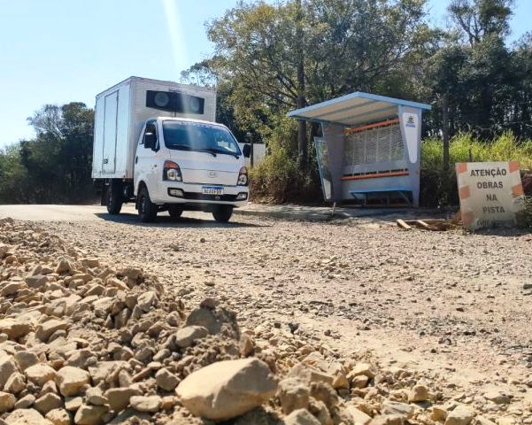 Obra paralisada de pavimentação de via no bairro Capela Velha, sob responsabilidade da Prefeitura de Araucária, na Região Metropolitana de Curitiba. Foto: Marco Charneski - Jornal O Popular/Divulgação