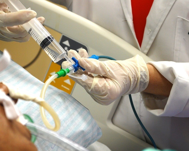 Administração de dieta enteral (através de sonda) em paciente internado em hospital público. Foto: Divulgação
