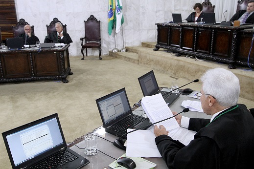 Conselheiro Durval Amaral relata processo em sessão plenária do TCE-PR