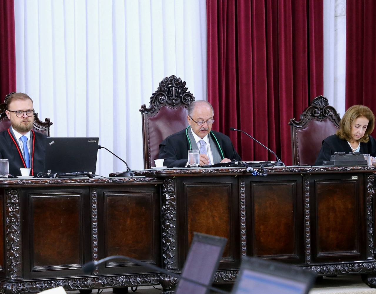 Ladeado pelo procurador do Ministério Público de Contas Michael Reiner e pela secretária da Segunda Câmara, Vera Lúcia Amaro, o conselheiro Artagão de Mattos Leão preside sessão daquele colegiado. Foto: Wagner Araújo/Divulgação TCE-PR
