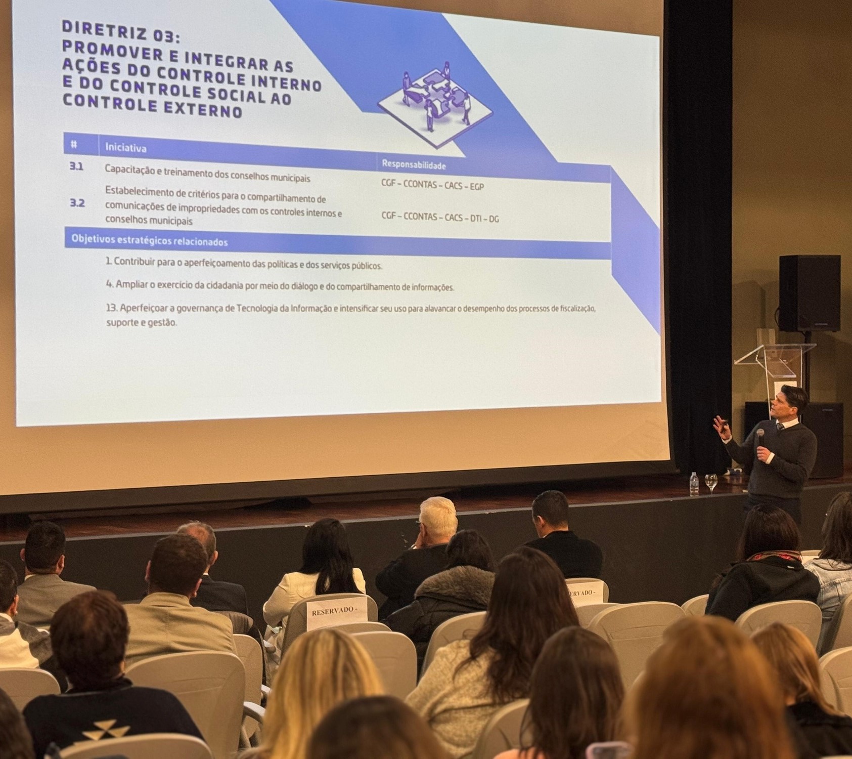 O presidente do Tribunal de Contas do Estado do Paraná (TCE-PR), conselheiro Ivens Linhares, profere palestra no Fórum de Controle Social em Pato Branco, na manhã desta segunda-feira (9 de junho)