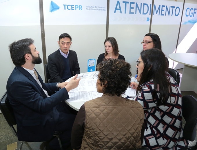 Atendimento presencial a jurisdicionados do TCE-PR, realizado na sede do Tribunal, em Curitiba. Foto: Wagner Araújo/Divulgação TCE-PR