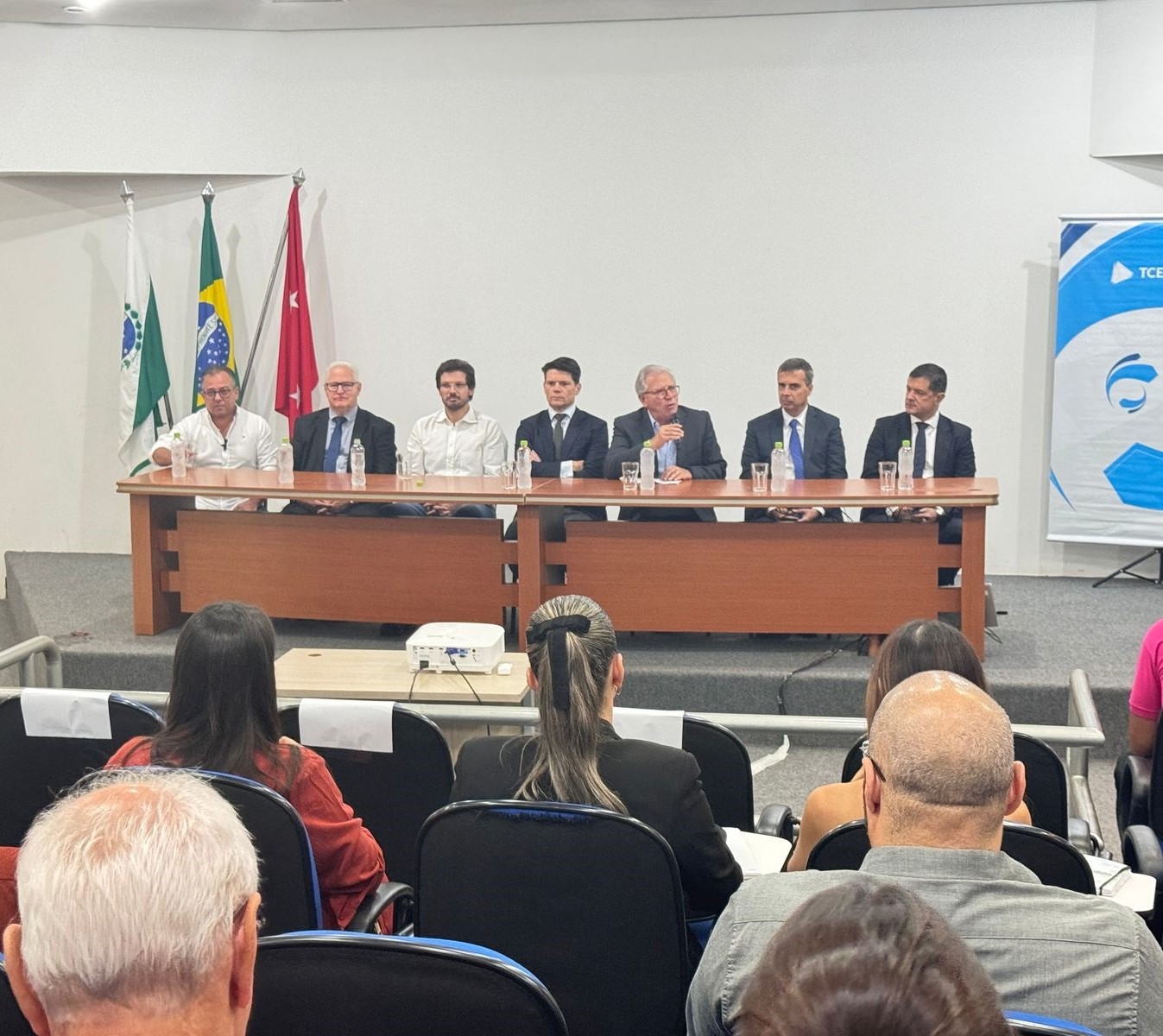 O corregedor-geral do Tribunal de Contas do Estado do Paraná (TCE-PR), conselheiro Durval Amaral, fala na abertura de curso da Escola de Gestão Pública (EGP) sobre o início de mandato dos prefeitos, que teve início na manhã desta quinta-feira (20 de fevereiro) em Londrina.