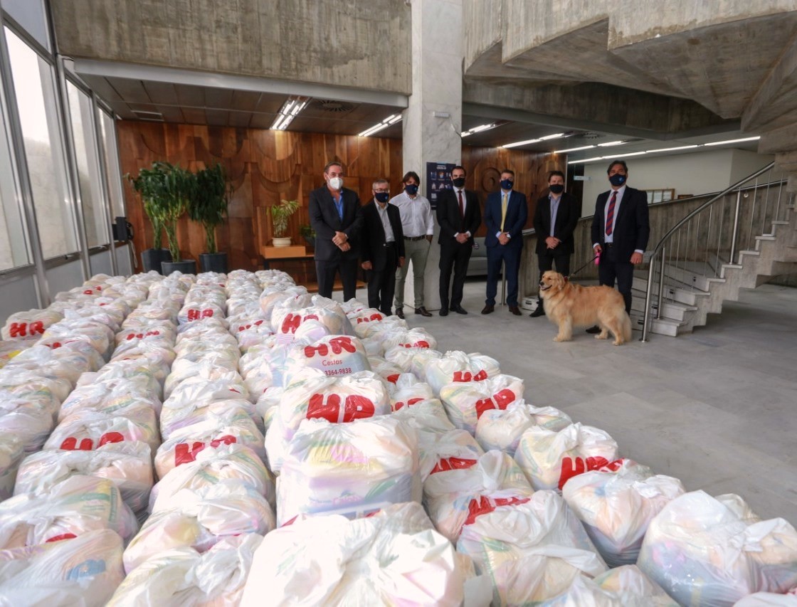 Diretores do TCE-PR, da Associação Beneficente e Recreativa do Tribunal e do Sindicontas-PR junto a cestas básicas arrecadadas para a Campanha Cesta Solidária Paraná. Foto: Dilton Leandro Vaz/Divulgação TCE-PR