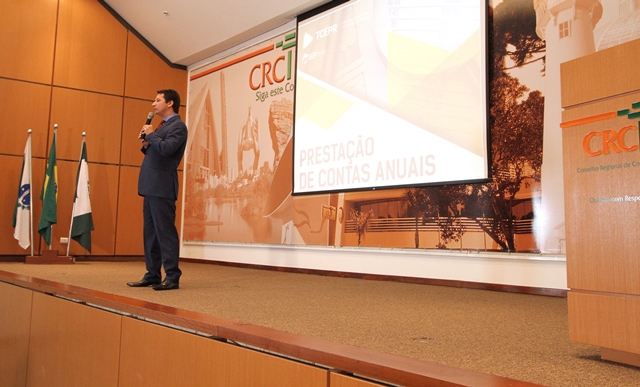 O coordenador de Fiscalização Municipal do TCE-PR, Ednilson da Silva Mota, participa do Curso sobre Prestação de Contas Anuais realizado em 2017, na sede do Conselho Regional de Contabilidade do Paraná (CRC-PR). Foto: Wagner Araújo/Divulgação