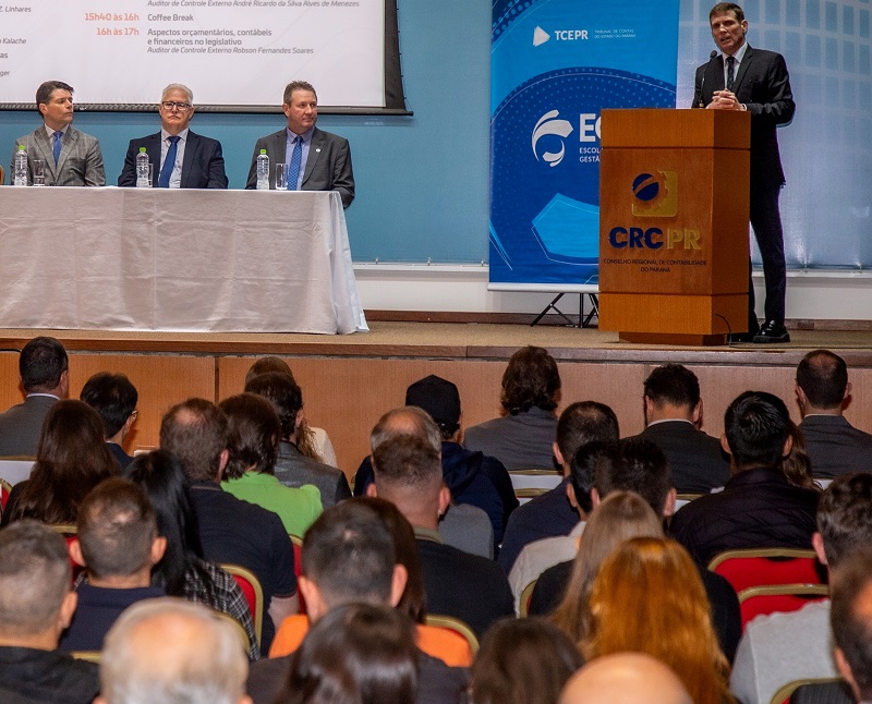 O conselheiro Fabio Camargo fala na abertura da capacitação "Legislativo Municipal - Preparação para o Novo Ciclo", realizada em Curitiba. Foto: Mauro Beghetto Penteado/TCE-PR