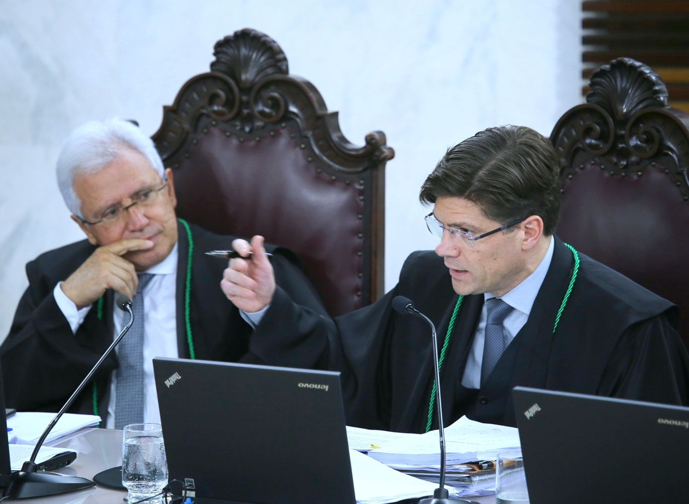 Ao lado do conselheiro Durval Amaral,  o conselheiro Ivens Linhares relata processo em sessão do Tribunal Pleno do TCE-PR. Foto: Wagner Araújo/Divulgação TCE-PR