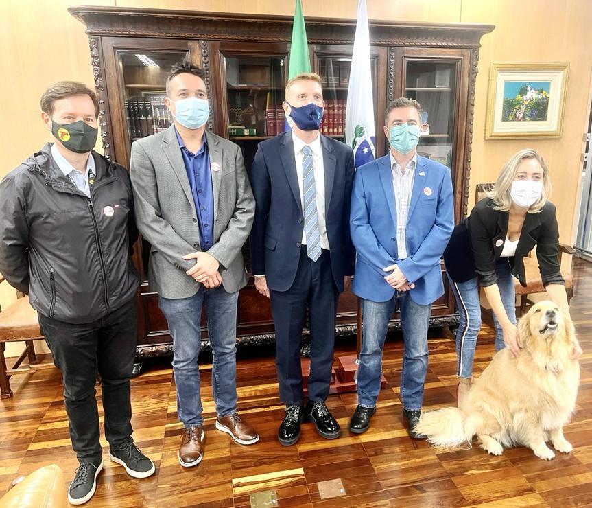 O presidente do TCE-PR, conselheiro Fabio Camargo, recebe a visita de dirigentes da Associação das Emissoras de Radiodifusão do Paraná (Aerp), com a presença da mascote Tikinha. Foto: TCE-PR/Divulgação