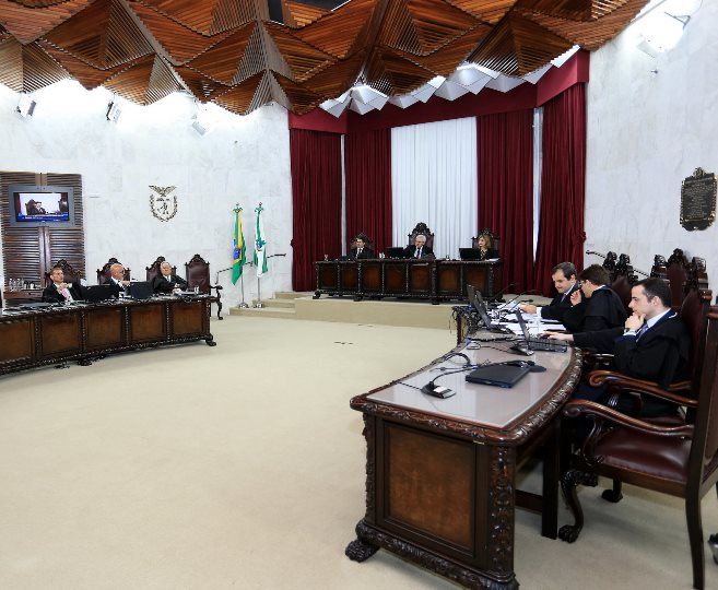 Sessão do Pleno do TCE-PR em 2018, comandada pelo então presidente, conselheiro Durval Amaral. Foto: Wagner Araújo/Divulgação TCE-PR