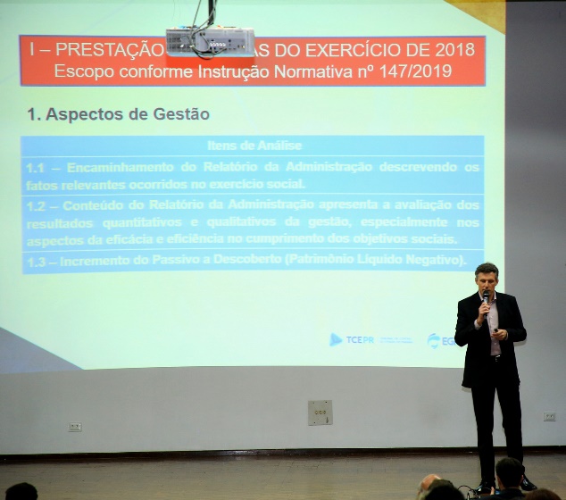 O analista de controle da Coordenadoria de Gestão Municipal Joslei Gequelin ministra palestra sobre a Prestação de Contas Anual no curso sobre PAF e PCA, realizado pelo TCE-PR em Foz do Iguaçu em 14 de fevereiro. Foto: Wagner Araújo/Divulgação TCE-PR