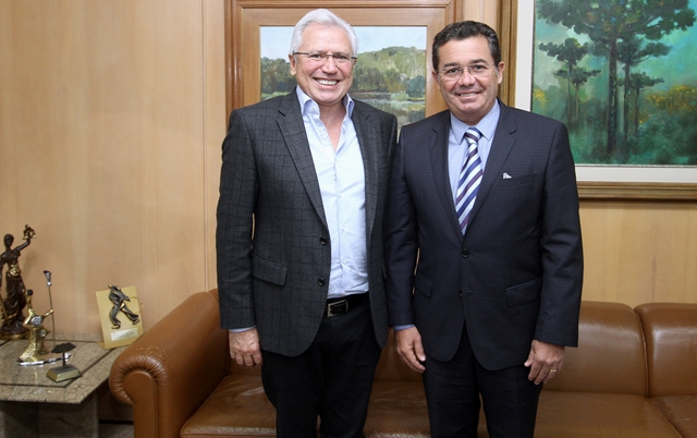 O presidente do TCE-PR, Durval Amaral, recebe o ministro do TCU Vital do Rêgo Filho. Foto: Wagner Araújo/Divulgação TCE-PR