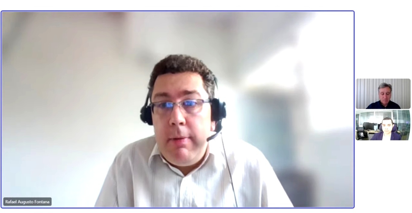 O auditor de controle externo Rafael Fontana, gerente de Pesquisa, Desenvolvimento, Inovação e Comunicação da Coordenadoria-Geral de Fiscalização (CGF) do TCE-PR, em "live" sobre as atualizações do Sistema de Informações Municipais - Acompanhamento Mensal (SIM-AM).