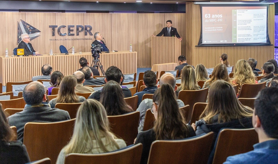 O presidente do Tribunal de Contas do Estado do Paraná, conselheiro Ivens Linhares, palestra no evento comemorativo ao aniversário de 63 anos do MPC-PR, realizado no auditório do TCE-PR nesta sexta-feira (27 de junho)