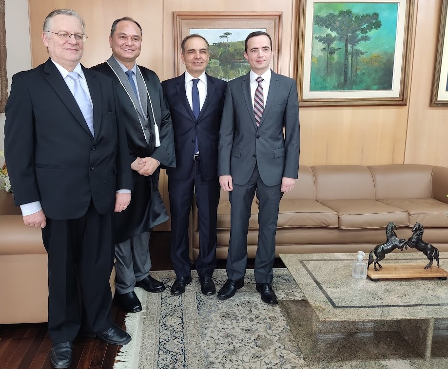O recém-empossado Livio Sotero Costa (2º da esquerda para a direita), com os conselheiros-substitutos Cláudio Kania, Thiago Cordeiro e Tiago Pedroso. Foto: Edilson Perucelli/Divulgação TCE-PR