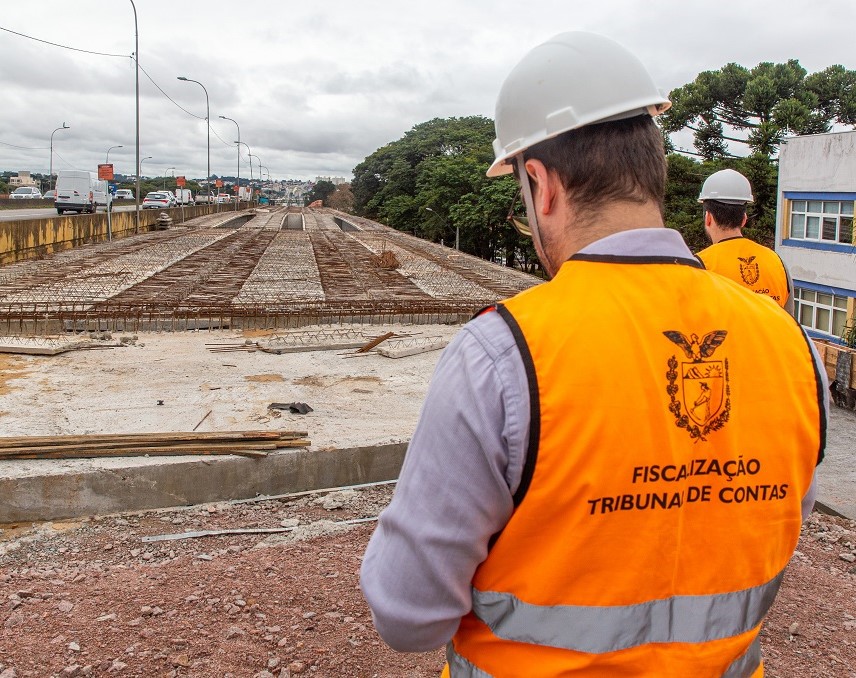 Auditores da Coordenadoria de Obras Públicas (COP) do Tribunal de Contas do Estado do Paraná (TCE-PR) inspecionaram presencialmente as obras da Linha Verde Norte, em Curitiba, nesta sexta-feira (23 de maio)