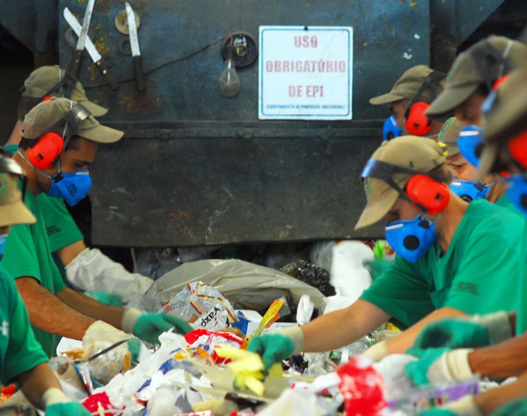 Usina de reciclagem de lixo mantida pelo Instituto Pró-Cidadania de Curitiba (IPCC). Foto: Prefeitura de Curitiba/Devolução