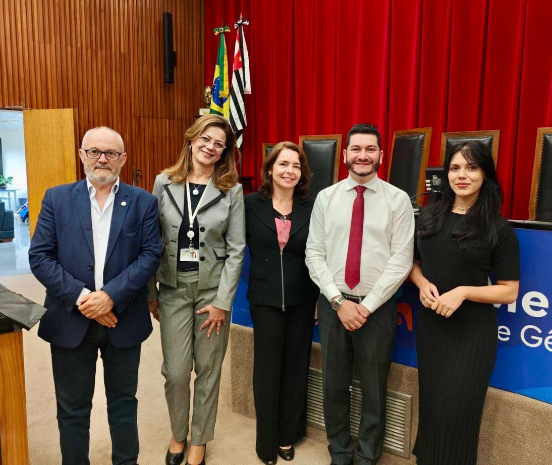 O ouvidor do TCE-PR, Patrick Machado, e a servidora Ana Lofrano participaram do evento "Meritocracia e Proporcionalidade de Gênero", que ocorreu na sede do TCE-SP.