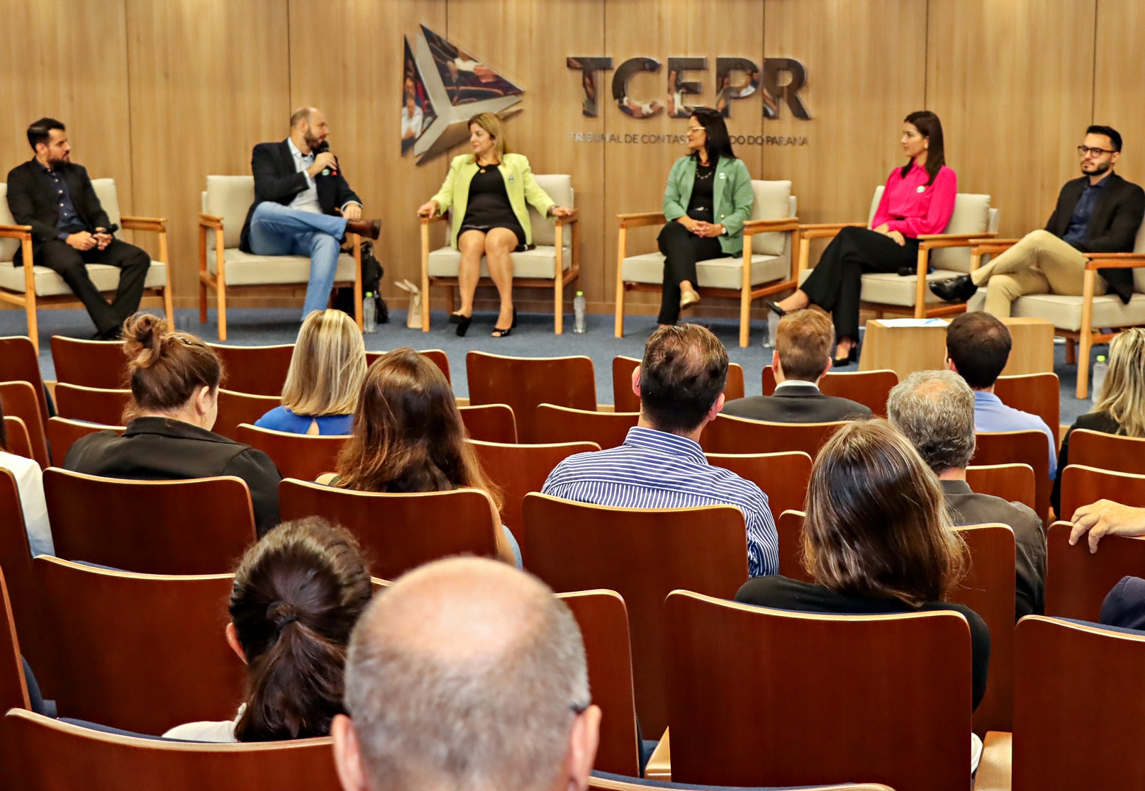 Servidores do TCE-PR e representantes de municípios paranaenses debatem os avanços trazidos pelo Programa de Avaliação de Contas Municipais de Governo (ProGov), que inseriu a análise de políticas públicas nas contas anuais dos prefeitos. Foto: Fabiano Contador/TCE-PR