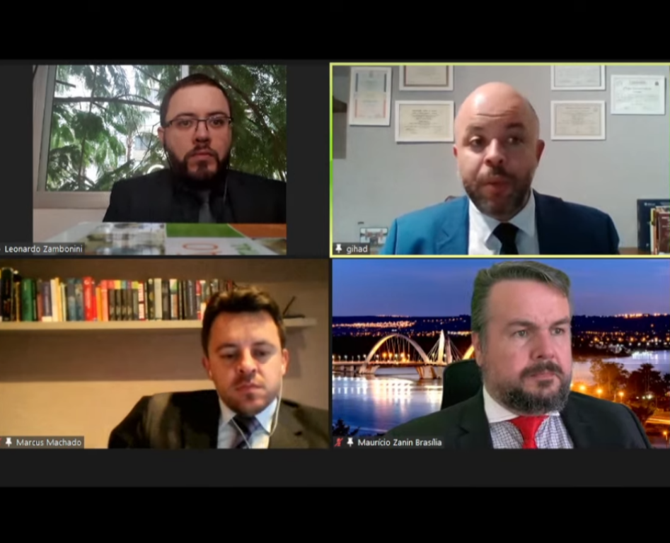 Os analistas de controle do TCE-PR Gihad Menezes, Leonardo Evangelista de Souza Zambonini e Marcus Vinicius Machado; e o consultor do Sebrae-PR Maurício Zanin, participam da live de lançamento de nova edição do Manual de Licitações. Imagem: YouTube/Reprodução