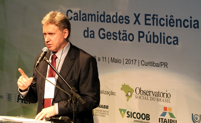 O coordenador-geral de Fiscalização do TCE-PR, Mauro Munhoz, em palestra no 1º Congresso Pacto pelo Brasil. Foto: Wagner Araújo/Divulgação TCE-PR
