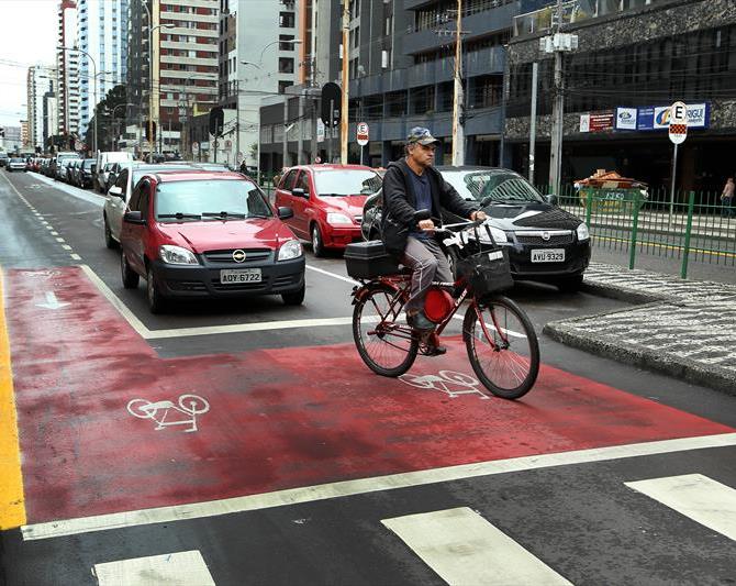 Ciclofaixa implantada pela Prefeitura em rua central de Curitiba. Foto: Prefeitura de Curitiba/Divulgação