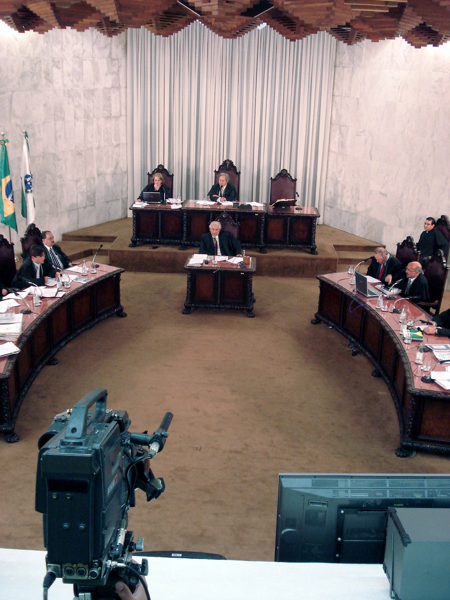 TCE-PR amplia transparência com transmissão de sessões pela TV