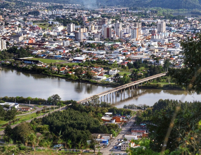 Vista da sede urbana de União da Vitória, principal município da Região Sul do Paraná, banhado pelo Rio Iguaçu. Foto: José Fernando Ogura - Agência Estadual de Notícias/Divulgação