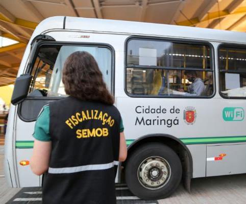 Funcionária da Secretaria Municipal de Mobilidade Urbana (Semob) fiscaliza o cumprimento de medidas de prevenção à Covid-19 no serviço de transporte público de Maringá. Foto: Prefeitura de Maringá/Divulgação