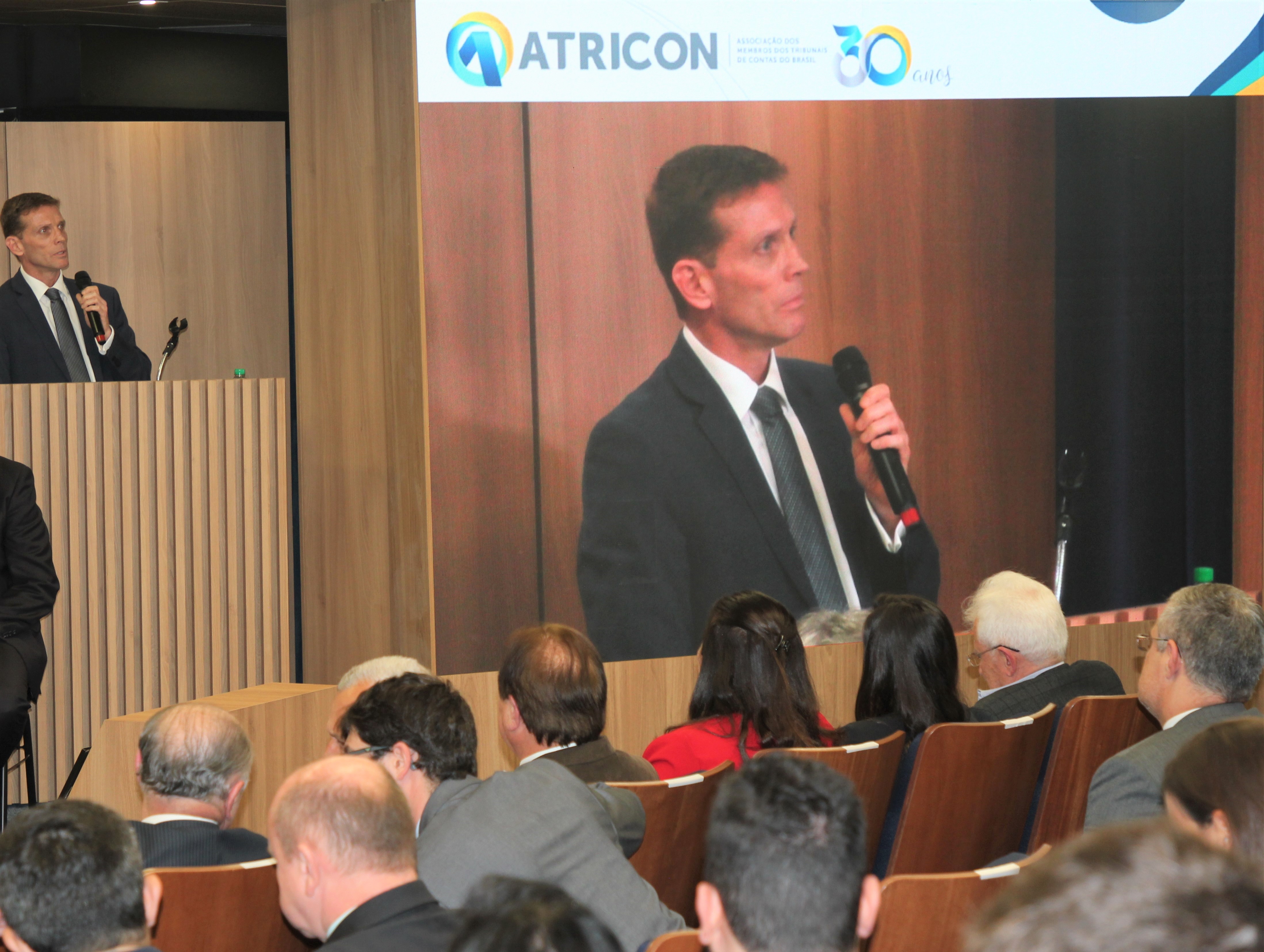 O presidente do TCE-PR, conselheiro Fabio Camargo, se pronuncia na abertura do Encontro Regional Sul em comemoração aos 30 anos da Associação dos Membros dos Tribunais de Contas do Brasil (Atricon) realizado em Curitiba. Foto: Edilson Peruceli/Divulgação TCE-PR