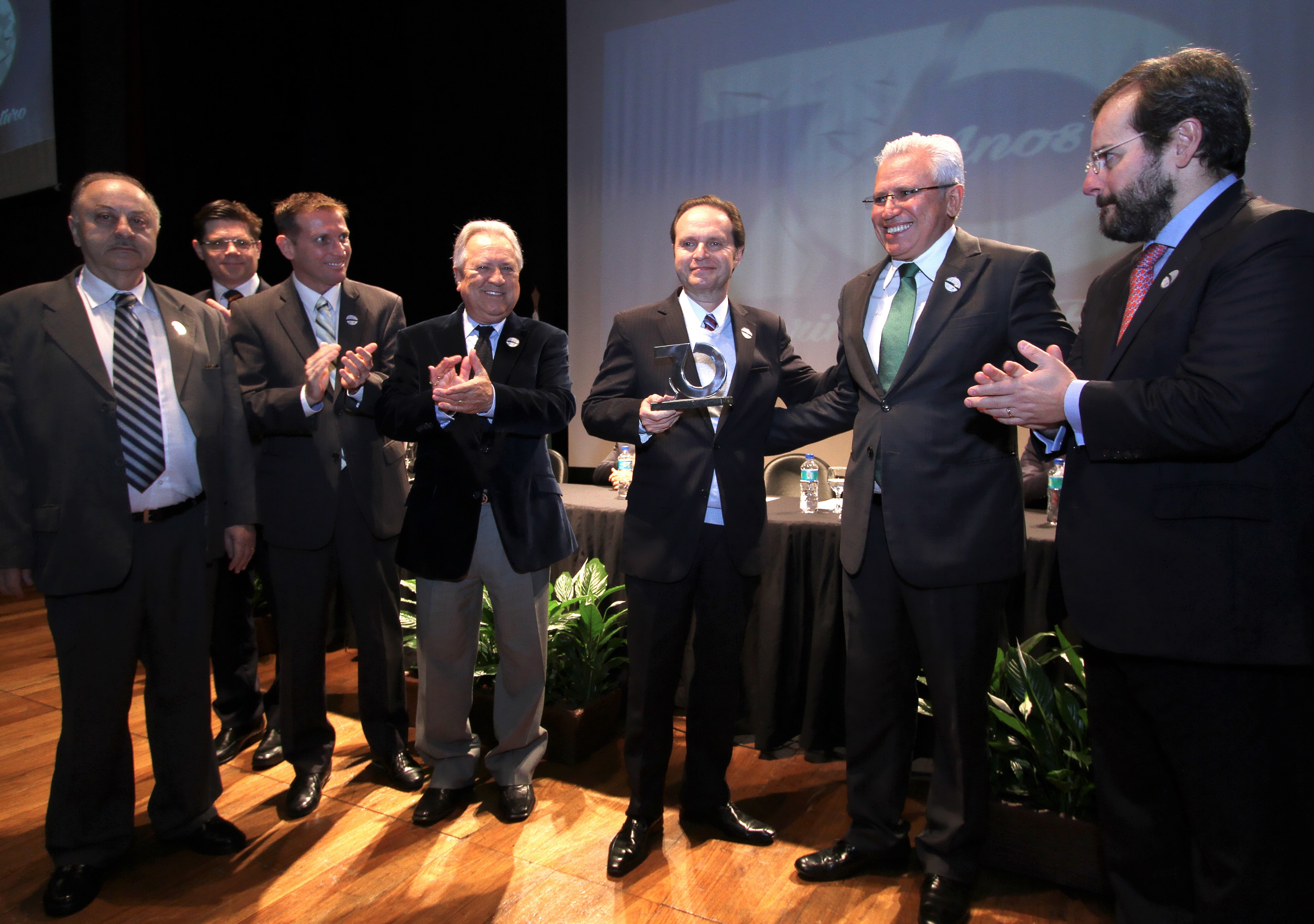 O ministro do Superior Tribunal de Justiça Joel Paciornik, recebe dos conselheiros do TCE-PR escultura alusiva aos 70 anos do Tribunal