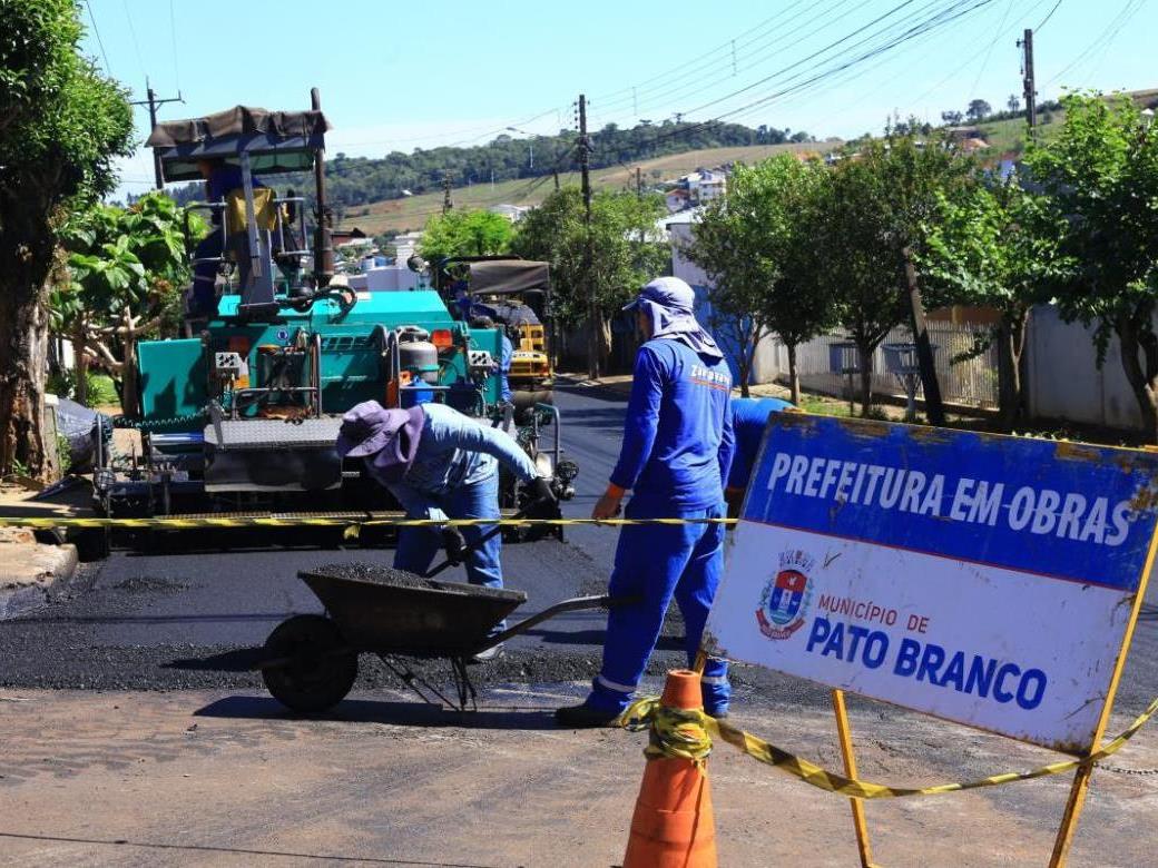 Obra de pavimentação de ruas com asfalto em Pato Branco, cidade da Região Sudoeste do Paraná. Foto: Prefeitura de Pato Branco/Divulgação