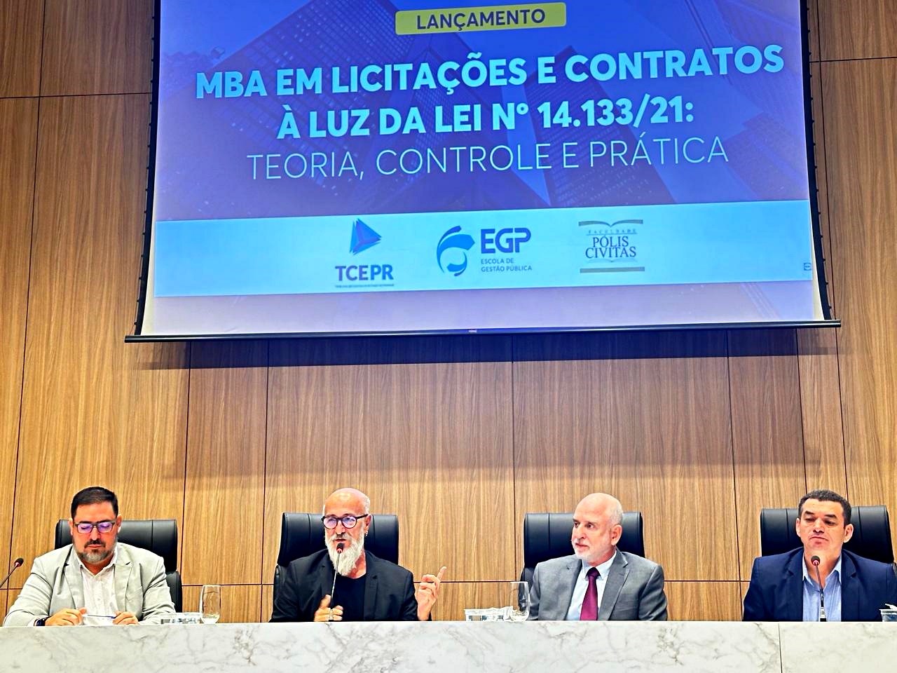 Mesa da solenidade de abertura do MBA da Nova Lei de Licitações, cuja aula inaugural foi dada pelo ministro do Tribunal de Contas da União Benjamin Zymler. Foto: TCE-PR